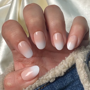 OMBRÉ MOOD Press-On Nails | Short Rounded Ombré French Nails | Lavaa Beauty