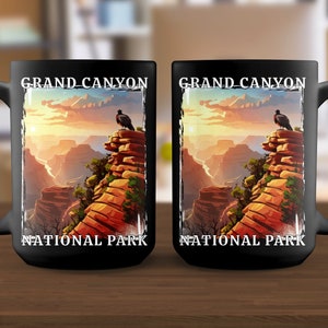 Peut inclure: Deux mugs noirs en céramique avec un motif du Grand Canyon National Park. Le motif présente une vue panoramique du canyon avec un oiseau perché sur une formation rocheuse et les mots "Grand Canyon National Park" en blanc.