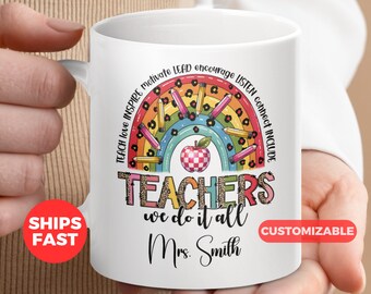 Op de afbeelding: Witte keramische mok met een regenboogontwerp met potloden en de tekst "TEACH love INSPIRE motivate LEAD encourage LISTEN connect INCLUDE TEACHERS we do it all Mrs. Smith".