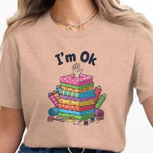 Camiseta engraçada de costura: Estou bem enterrada em tecido, costureira de patchwork
