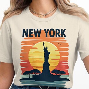 New York Sunset Graphic Tee, Statue of Liberty Sunset T-Shirt, NYC Landmark Art Shirt, Vintage New York T-Shirt, Urban Travel Tee