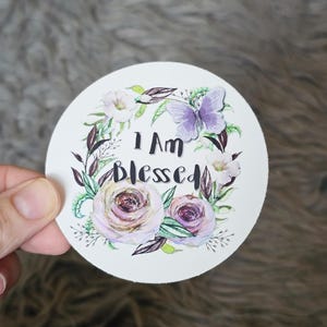 I Am Blessed ronde vinylsticker - waterdichte sticker voor beker, laptophoes, notitieboekje, bijbeldagboek - vrouwelijk paars schrift, vrouwen