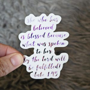 Luke 1:45 vinylsticker - waterdichte sticker voor beker, laptophoes, notitieboekje, bijbeldagboek - vrouwelijk paars schrift, retraitecadeau