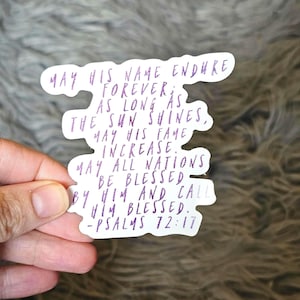 Psalm 72:17 Vinylsticker - waterdichte sticker voor beker, laptophoes, notitieboekje, Bijbeldagboek - vrouwelijk paars schrift, retraitecadeau