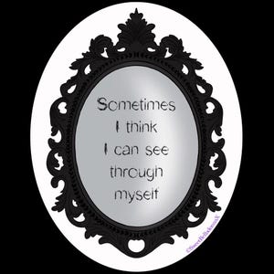 Op de afbeelding: Een zwart-wit afbeelding van een antieke, versierde spiegel met de tekst "Sometimes I think I can see through myself" die in het glas wordt weerkaatst.