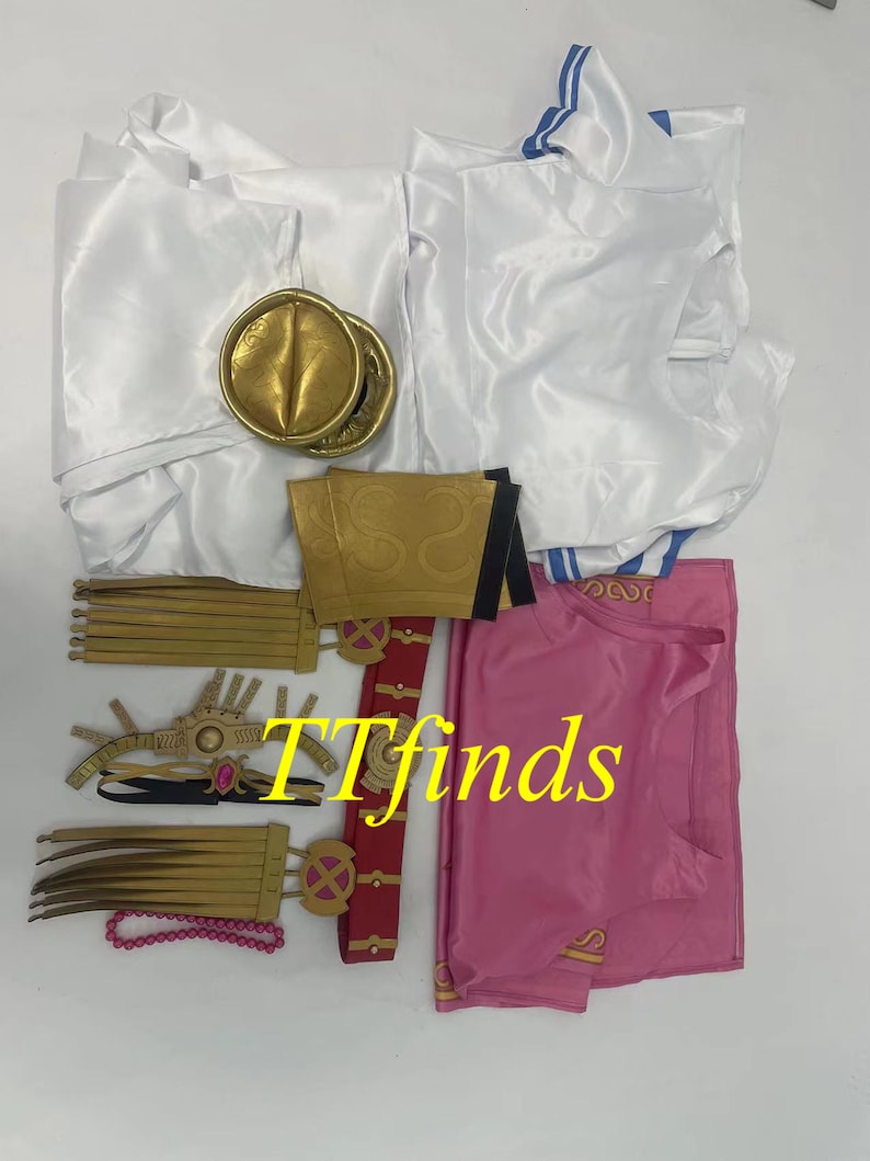 Pode incluir: Um conjunto de fantasia de cosplay que inclui uma blusa branca com detalhes azuis, uma blusa rosa, um cinto dourado, um chap&eacute;u dourado e um colar dourado e rosa.