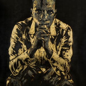 Puede incluir: Una pintura en negro y dorado de una persona sentada con las manos juntas frente a ella. El rostro de la persona est&aacute; parcialmente oscurecido por sombras, pero sus ojos son visibles. La pintura est&aacute; realizada en un estilo estilizado y abstracto.