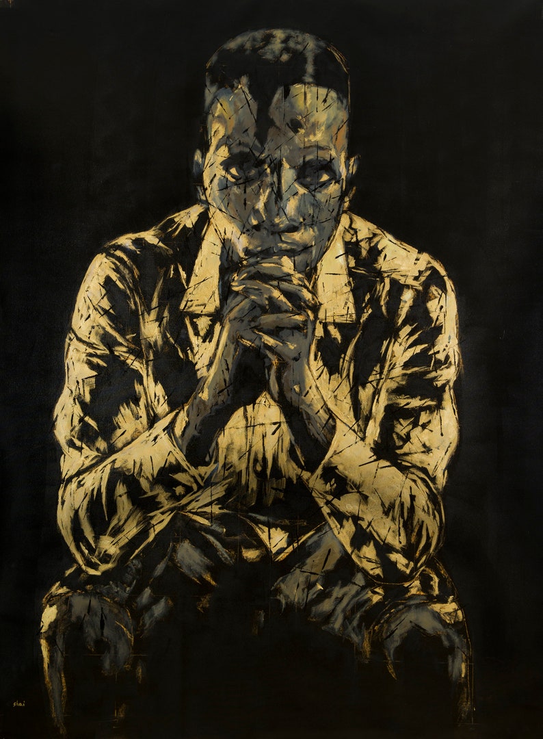Puede incluir: Una pintura en negro y dorado de una persona sentada con las manos juntas frente a ella. El rostro de la persona est&aacute; parcialmente oscurecido por sombras, pero sus ojos son visibles. La pintura est&aacute; realizada en un estilo estilizado y abstracto.