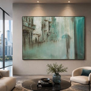 Pu&ograve; includere: Un grande dipinto astratto rettangolare caratterizzato da una miscela di toni verde acqua, bianco e marrone scuro. L'opera mostra forme architettoniche sfocate e pennellate verticali, incorniciata da un sottile bordo nero, su una parete neutra.