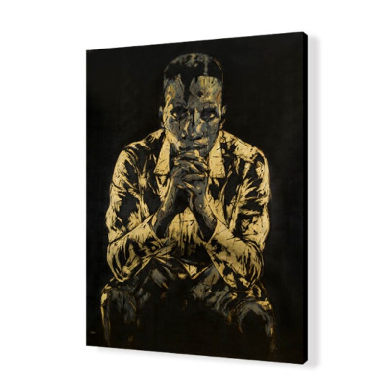 Puede incluir: Una pintura en negro y dorado de una persona sentada con las manos juntas frente a ella. La persona lleva una camisa y pantalones. El fondo es negro.