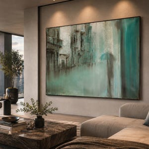 Pu&ograve; includere: Un grande dipinto astratto rettangolare caratterizzato da sfumature miste di verde acqua, turchese e marrone scuro. L'opera presenta pennellate verticali e forme architettoniche sfocate, creando un aspetto materico all'interno di una sottile cornice nera.