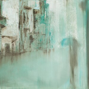 Pu&ograve; includere: Un dipinto a olio astratto su tela che raffigura una scena di strada con strutture architettoniche nei toni del bianco, grigio e verde acqua. Una figura solitaria che tiene un ombrello &egrave; raffigurata in primo piano, con la firma Shai in basso a sinistra.