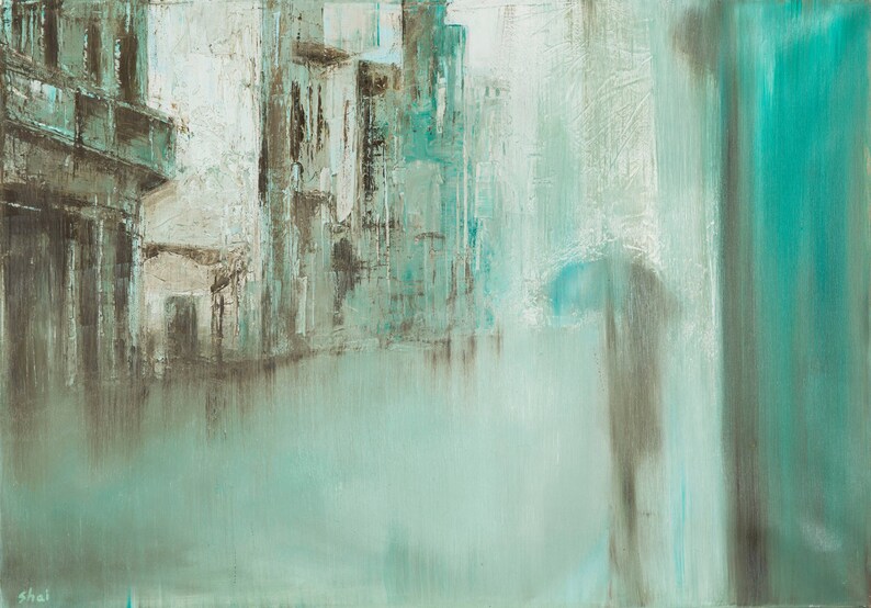 Pu&ograve; includere: Un dipinto a olio astratto su tela che raffigura una scena di strada con strutture architettoniche nei toni del bianco, grigio e verde acqua. Una figura solitaria che tiene un ombrello &egrave; raffigurata in primo piano, con la firma Shai in basso a sinistra.