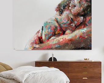 Pode incluir: Uma pintura abstrata colorida de uma pessoa segurando uma criança perto. A pintura é feita em uma variedade de cores, incluindo rosa, azul, verde e marrom. As figuras são representadas em um abraço próximo, com a cabeça da criança descansando no ombro da pessoa.