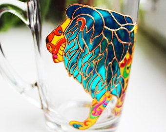 Handgeschilderde leeuw koffiemok, blauw en geel gebrandschilderd glaswerk