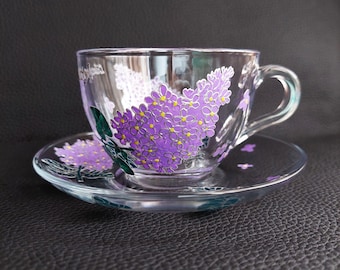 Lila kop en schotel handgeschilderde gepersonaliseerde glazen kop en schotel set Koop op maat gemaakt cadeau voor vrouw Kopset met lila lentebloemen