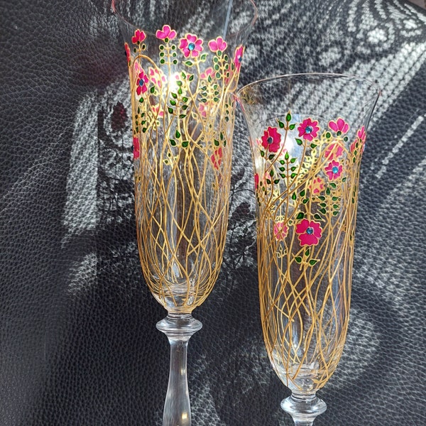 Cérémonie de mariage fleurs rouges Verres à champagne peints à la main. Flûtes grillées pour les mariés