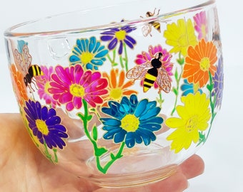 Gepersonaliseerde handgeschilderde glazen mok met bloemen – Rainbow Flowers & Bee