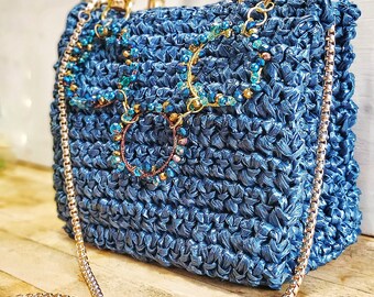 Borsa Mini bag in rafia blu scuro, all' uncinetto, con manici in Bamboo e decorazioni con cristalli colorati.