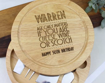 Tábua de queijos personalizada para aniversário de 50 anos, uísque escocês e vinho.