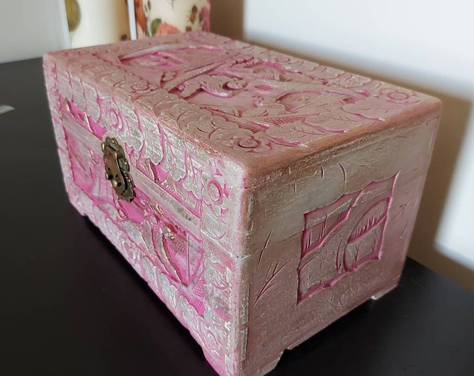 Oriental jewellery box, camphor circa 1900,keepsake chest.antique jewelry chest,pink oriental box.antique jewelry box.Chinese chest.