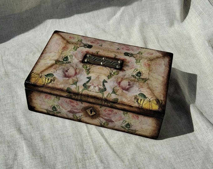 Jewelry box chest,Shabby chic jewelry box,vintage,vintage roses.hand painted,decoupage box,armoire,chest,Gift for her,aged vintage effect