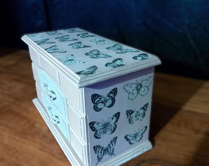 Jewelry box,Pink butterfly box,girls jewelry box.pink butterflies.pink.purple.Shabby chic jewellery box hand decoupage. jewelry drawers