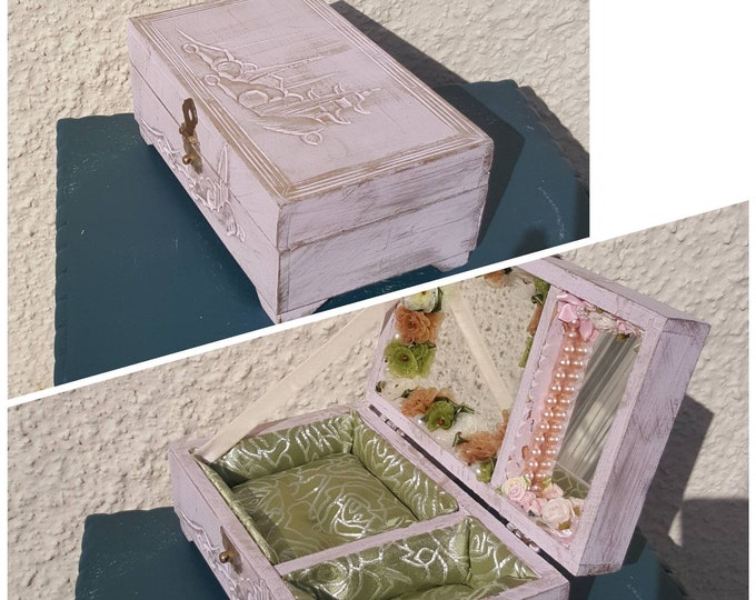 Vintage oriental jewelry box 1950,small antique jewelry box.shabby chic jewellery box.Chinese box.pink box.gold.sewing box.