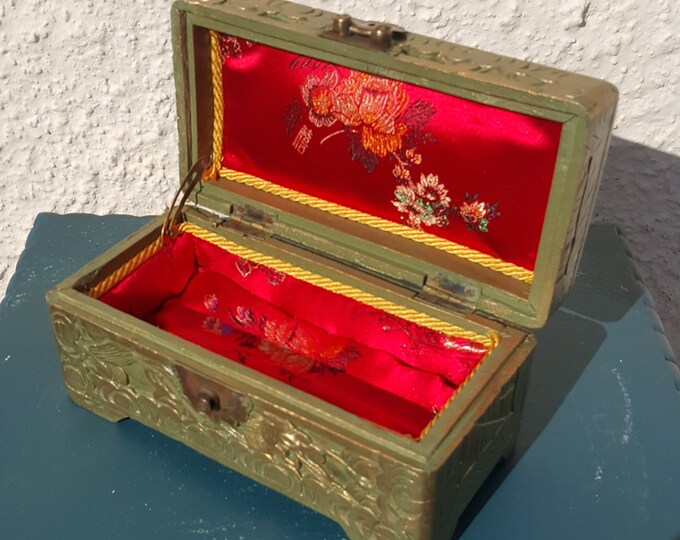 Antique oriental camphor 1899,small camphor.antique jewelry chest,carved box,oriental box.antique jewelry box.chinese box.,gold.green