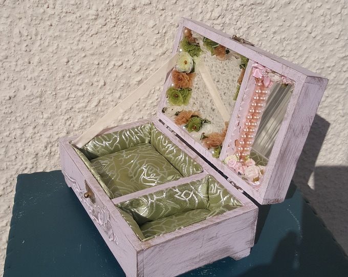 Vintage oriental jewelry box 1950,small antique jewelry box.shabby chic jewellery box.Chinese box.pink box.gold.sewing box.