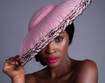 Ella -Impresionante sombrero rosa con ribete de plumas - Para Royal Ascot, Bodas, Madre de la Novia, Iglesia, Día de las Damas, Carreras, Kentucky Derby