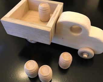 SPEDIZIONE GRATUITA!! Pick up giocattolo in legno fatto a mano con un carico di 4 barili di sottaceti di legno duro