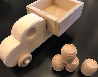 SPEDIZIONE GRATUITA!! Pick up giocattolo in legno fatto a mano con un carico di 4 barili di sottaceti di legno duro