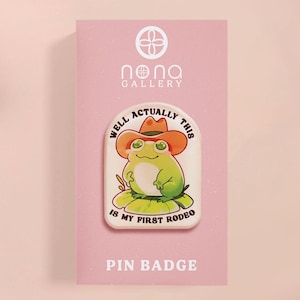 En fait, c'est mon premier badge grenouille cowboy de rodéo | Crapaud country Froggo Meme Humeur Drôle mignon accessoire kawaii Citation amusante Remplisseur de bas