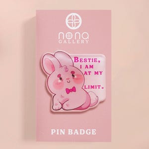 Peut inclure: Badge en émail rose avec un lapin de dessin animé portant un nœud papillon. Le texte sur le badge est "Bestie, I am at my limit."