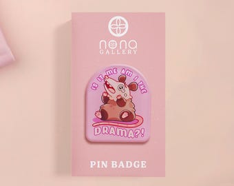 Pin acrílico de zarigüeya dramática: insignia con cita de meme divertido