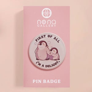 Tout d'abord, je suis un délice pour un badge pingouin | Mignon bébé animal citation Meme humeur racontable drôle accessoire kawaii mignon cadeau amusant charges de bas