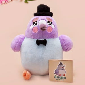 Peluche Susan le pigeon | Peluche oiseau mignon chapeau moelleux soutien émotionnel adorable copain de bureau peluche drôle ami viral amateur d&#39;oiseaux