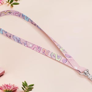 Laccetto porta badge con vermi su una corda / Meme carino nostalgico anni '90 Kawaii Toycore piccolo divertente rosa di lusso da lavoro con laccetto in tessuto