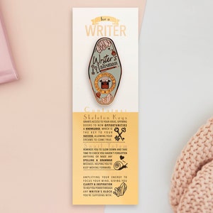 Spilla smaltata con talismano "Per uno scrittore" / Spilla smaltata con libro, gioiello sentimentale e unico, regalo per riempire la calza della Befana per scrittori, topi di biblioteca, autori