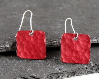 Boucles d'oreilles rouges, Boucles d'oreilles décontractées rouges, Boucles d'oreilles en aluminium, Bijou décontracté, Aluminium martelé, Bijou martelé, Boucles d'oreilles minimalistes, Cadeau d'anniversaire