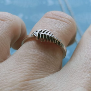 Silverfiskring, sterlingsilverring, fiskbensring, liten fisk, halloweensäsong, rolig ring, läskig ring, silverfiskben, modern ring