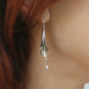 Silver Calla Lily earrings, Pearl Jewelry, Silver Lily Earrings, Botanical Jewel, wedding gift, Bridal Earrings, Dainty Lilies