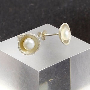 Orecchini a bottone semplici, piccoli orecchini a bottone, orecchini circolari, minuscoli orecchini di perle, regalo di compleanno, regalo di anniversario, regalo per damigella d'onore, orecchini di perle in argento