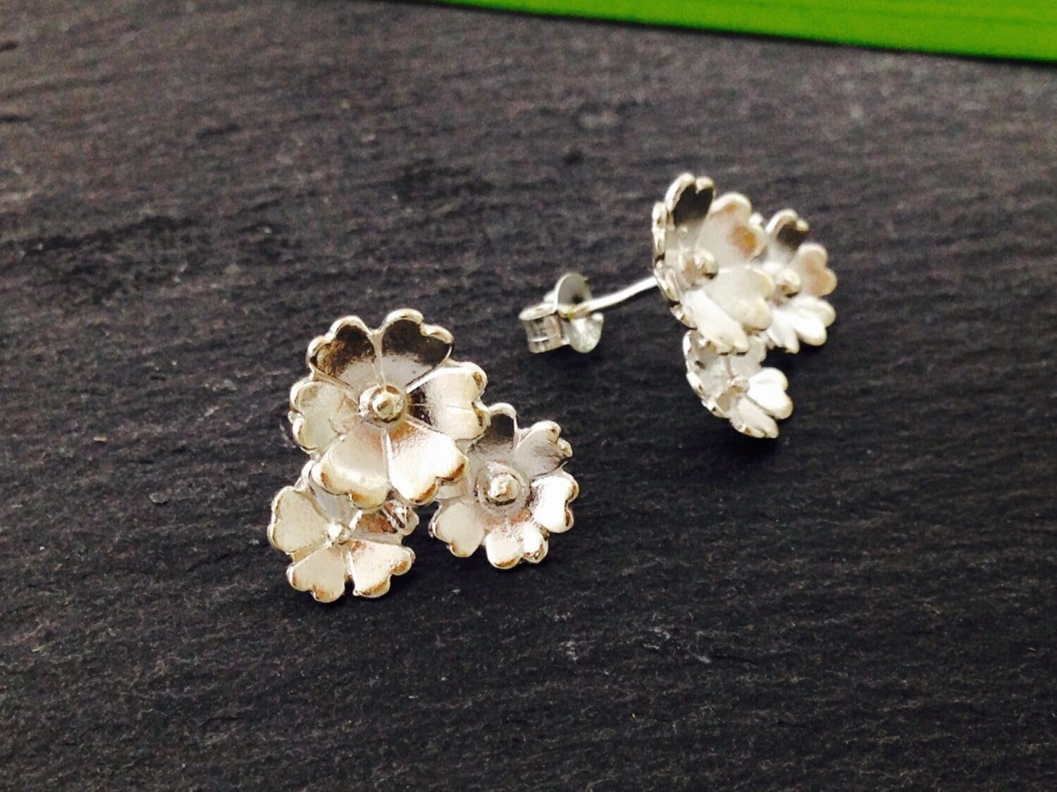 Petits clous en argent, petites fleurs, bijou botanique, petites marguerites, cadeau d'anniversaire, petite fleur, cadeau d'anniversaire, petits clous