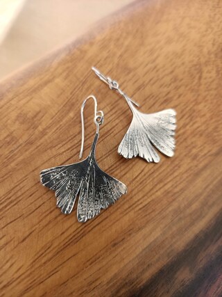 Orecchini A Foglia Di Ginkgo In Argento 925 Lucido: Gioiello Clever, Con Chiusura A Monachella, Lunghi 33mm. Simbolo Di Vitalità E Amicizia, In Elegante Custodia.