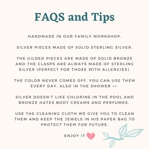 Op de afbeelding: FAQ's en tips voor handgemaakt sieraden. De tekst legt uit dat de stukken in een familieworkshop worden gemaakt, met zilveren onderdelen van massief sterling zilver en vergulde onderdelen van massief brons met sterling zilveren sluitingen. De tekst legt ook uit hoe je de sieraden moet verzorgen.