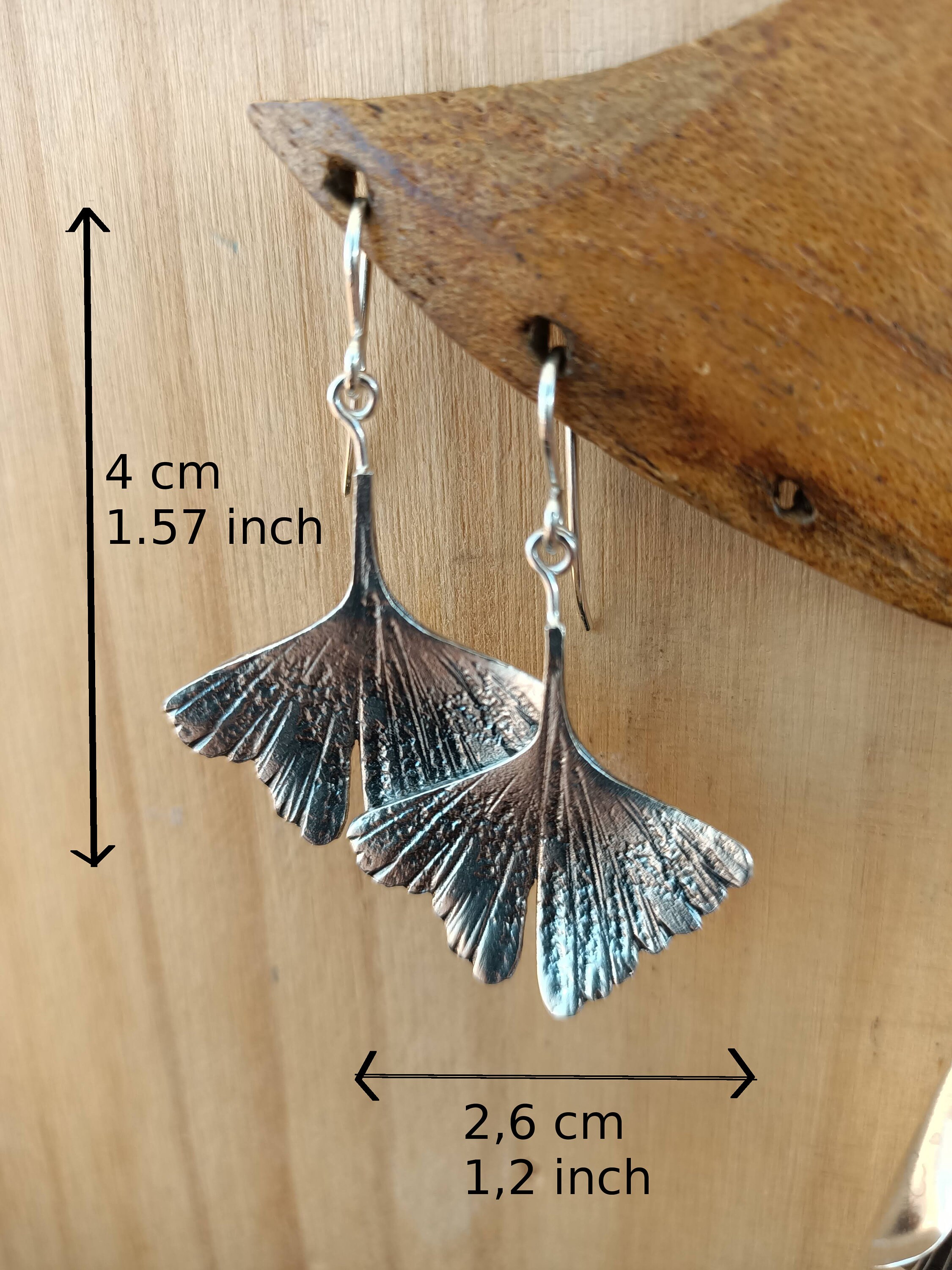Orecchini A Foglia Di Ginkgo In Argento 925 Lucido: Gioiello Clever, Con Chiusura A Monachella, Lunghi 33mm. Simbolo Di Vitalità E Amicizia, In Elegante Custodia.