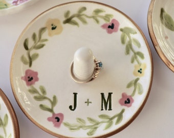 Plato de anillo personalizado, soporte de anillo, regalo de compromiso personalizado, cono de anillo, soporte de anillo, regalo de despedida de soltera