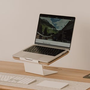 Supporto rialzato in legno per laptop / Supporto per laptop in legno massello con gamba in acciaio, accessorio ergonomico per la scrivania e l'ufficio domestico.
